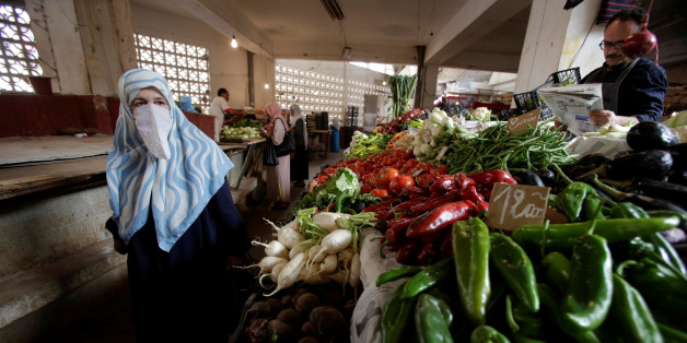 A woman shops at a vegetable and fruit market in Algiers, Algeria October 15, 2017. Picture taken October 15, 2017. REUTERS/Ramzi Boudina