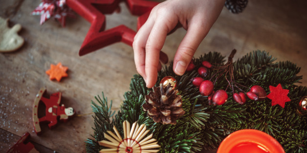 Jedes Jahr bieten Floristen, Gärtner und Supermärkte fertige Adventskränze in verschiedenen Varianten an. Wesentlich schöner und individueller ist aber ein selbst gemachter Kranz.