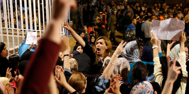 Nawal Benaissa (C) of the grassroots Al-Hirak Al-Shaabi movement shouts during a protest against official abuses and corruption in the town of Al-Hoceima, Morocco June 3, 2017. REUTERS/Youssef Boudlal