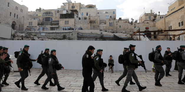 Israeli border police patrol at the plaza of the Western Wall, Judaism's holiest prayer site, in Jerusalem's Old City December 7, 2017. REUTERS/Ronen Zvulun