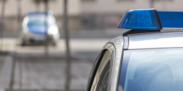 Stuttgarter Polizisten wollen zum Einsatz fahren - doch dann fällt ihr Blick auf die Windschutzscheibe