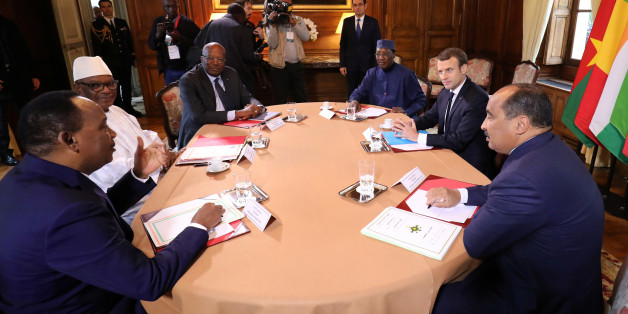French President Emmanuel Macron (2ndR) hosts a meeting with Burkina Faso's President Roch Marc Christian Kabore, Chadian President Idriss Deby, Malian President Ibrahim Boubacar Keita, Mauritania's President Mohamed Ould Abdel Aziz, and Niger's President Mahamadou Issoufou ahead of a summit with leaders of the G5 Sahel countries to discuss how to speed up the implementation of the G5 West African counter-terrorism force at La Celle-Saint-Cloud, near Paris December 13, 2017. REUTERS/Ludovic Mar