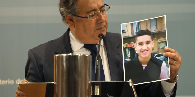 Le ministre espagnol de l'Intérieur Juan Ignacio Zoido avec une photo de l'auteur de l'attentat de Barcelone, Younes Abouyaacoub.