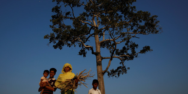 Rohingya refugees make their way at the Balukhali refugee camp near Cox's Bazar, Bangladesh December 16, 2017. REUTERS/Alkis Konstantinidis