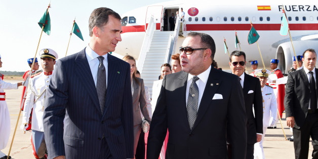 Spanish King Felipe VI (L) walks alongside Moroccan King Mohammed VI at Rabat's airport July 14, 2014. REUTERS/Maghreb Agence Press/Pool (MOROCCO - Tags: ROYALS POLITICS)