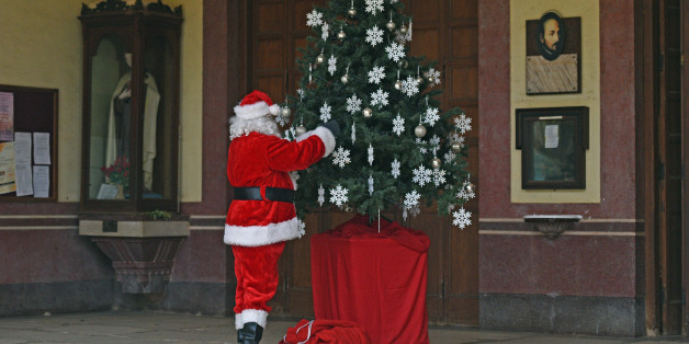 MUMBAI, INDIA - DECEMBER 24: A man dressed as Santa Claus roams around,decorates tree and distribute gifts to people at Bandra in Mumbai,India, on Sunday ,December 24, 2017. (Photo by Satyabrata Tripathy/Hindustan Times)