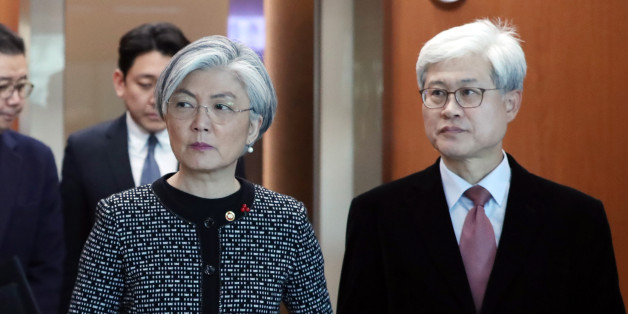 강경화 외교부 장관과 오태규 한일 일본군위안부 피해자 문제합의 검토 TF 위원장이 27일 오후 서울 외교부에서 한일 일본군 위안부 피해자 문제 합의 검토 TF 결과를 발표하기 위해 브리핑실로 향하고 있다.
