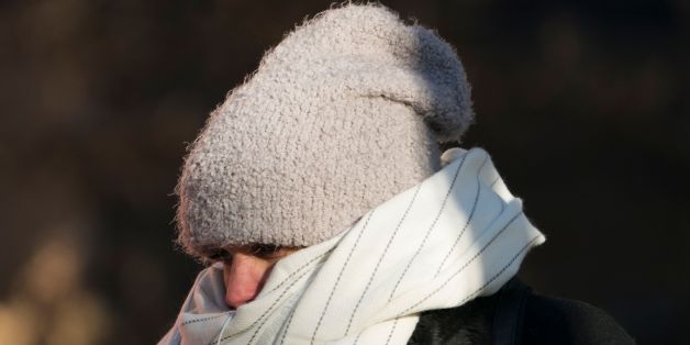 A woman walks down 50th Street bundled against the cold on December 28, 2017 in New York, as a bitter Arctic chill settled across much of the United States and Canada. In the US the National Weather Service said that 'dangerously cold temperatures and wind chills' were pummelling much of the central and eastern part of the country, with the forecast that one third of the country would experience temperatures hovering around minus 18 C on New Years Day. / AFP PHOTO / Don Emmert (Photo cr