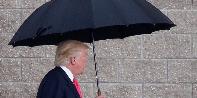 Republican presidential nominee Donald Trump arrives in the rain for a campaign rally in Tampa, Florida, U.S., August 24, 2016. REUTERS/Carlo Allegri
