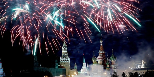 MOSCOW, RUSSIA - JANUARY 01: Fireworks light up the sky over the Bolshoy Kamenny bridge where Red square and Kremlin Palace are seen on background during the New Year's celebrations in Moscow, Russia on January 01, 2018. (Photo by Sefa Karacan/Anadolu Agency/Getty Images)