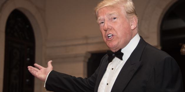 US President Donald Trump arrives for a new year's party at Trump's Mar-a-Lago resort in Palm Beach, Florida, on December 31, 2017. / AFP PHOTO / NICHOLAS KAMM (Photo credit should read NICHOLAS KAMM/AFP/Getty Images)