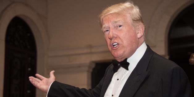 US President Donald Trump arrives for a new year's party at Trump's Mar-a-Lago resort in Palm Beach, Florida, on December 31, 2017. / AFP PHOTO / NICHOLAS KAMM (Photo credit should read NICHOLAS KAMM/AFP/Getty Images)