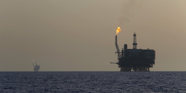 Offshore oil platforms are seen at the Bouri Oil Field off the coast of Libya August 3, 2015. Oil prices lurched 5 percent lower on Monday to their lowest since January, taking global benchmark Brent below $50 a barrel as weak factory activity in China deepened a commodity-wide rout. REUTERS/Darrin Zammit Lupi MALTA OUT. NO COMMERCIAL OR EDITORIAL SALES IN MALTA