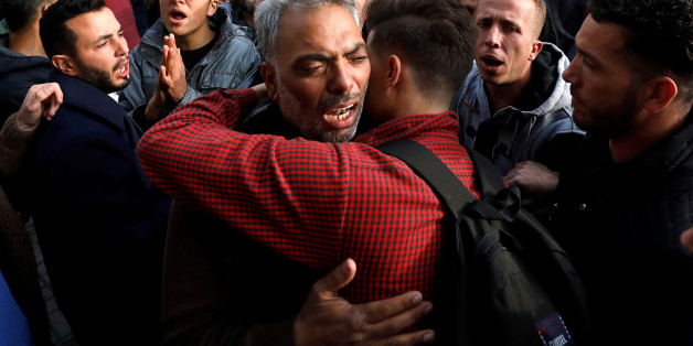Des proches du Palestinien Moussab Firas Tamimi, tué pendant les affrontements avec les troupes israéliennes, à l'hôpital de Ramallah, le 3 janvier 2018.