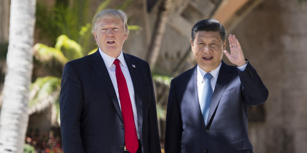 TOPSHOT - Chinese President Xi Jinping (R) waves to the press as he walks with US President Donald Trump at the Mar-a-Lago estate in West Palm Beach, Florida, April 7, 2017. / AFP PHOTO / JIM WATSON (Photo credit should read JIM WATSON/AFP/Getty Images)