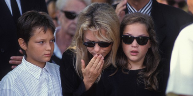 France Gall entouree de ses enfants Raphael et Pauline lors des obseques de leur epoux et pere Michel Berger au cimetiere Montmartre le 6 aout 1992 a Paris, France. (Photo by Pool REGLAIN/STEVENS/Gamma-Rapho via Getty Images)