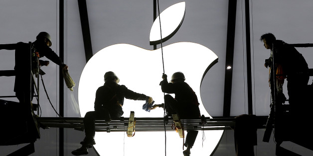 Workers prepare for the opening of an Apple store in Hangzhou, Zhejiang province, January 23, 2015. REUTERS/Chance Chan/File Photo