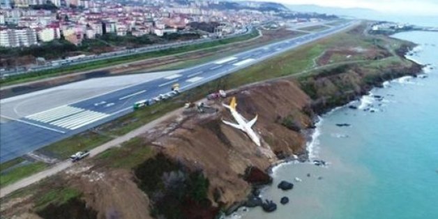 Ce Boeing rate son atterrissage et finit sur une falaise