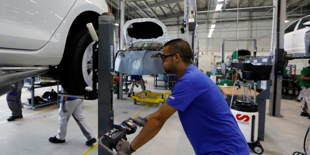 Un employé assemble un véhicule à l'atlier de Volkswagen à Ghelizane, le 27 juillet 2017. REUTERS/Zohra Bensemra