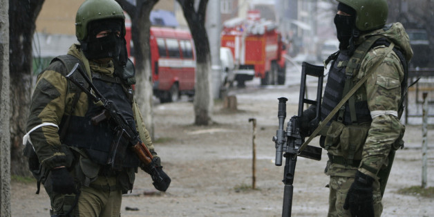 Membres des forces spéciales russes pendant une opération visant des présumés militants à Makhachkala, capitale de la République Russe du Nord Caucase, le Daguestan, 20 janvier, 2014. REUTERS/Stringer (RUSSIA - Tags: POLITICS CIVIL UNREST MILITARY)
