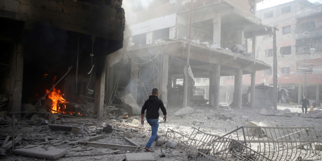 Un homme marche sur des ruines après un bombardement à Douma, dans la Ghouta orientale près de Damas, Syrie, 9 février 2018.