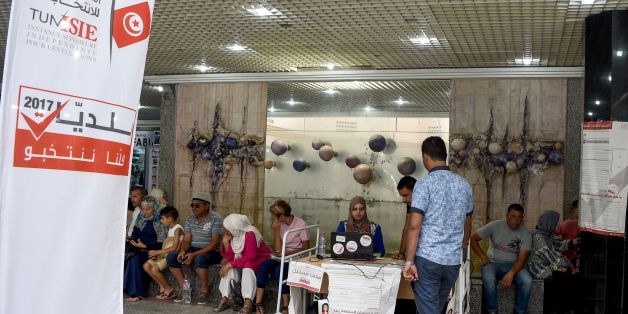A picture taken on August 4, 2017 shows employees of the Tunisian ISIE elections body sitting at an outreach booth at a shopping mall in the capital Tunis, in a bid to encourage citizens to register to vote in the upcoming municipal elections, due in December 2017. / AFP PHOTO / FETHI BELAID (Photo credit should read FETHI BELAID/AFP/Getty Images)