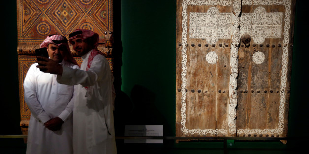 Des visiteurs prennent un selfie au musée national de Riyad, Arabie Saoudite, 29 novembre 2017.
