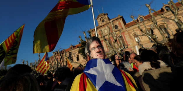 A Pro-independence demonstrator wears a mask depicting former regional President Carles Puigdemont during a protest outside the regional parliament in Barcelona, Spain, January 30, 2018. REUTERS/Rafael Marchante