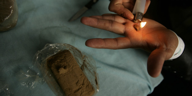 Un dealer teste de la résine de haschich près de Chefchaouen, 27 mars 2008.
