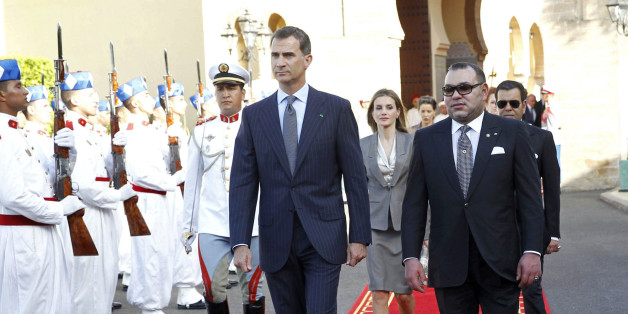 Morocco's King Mohammed VI (R) walks with Spain's King Felipe VI (C) and Queen Letizia upon their arrival at the Royal Palace in Rabat July 14, 2014. REUTERS/Zipi/Pool (MOROCCO - Tags: ROYALS POLITICS)
