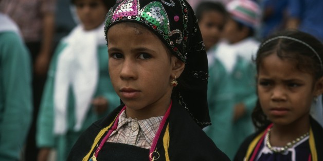 ALGERIA - MARCH 18: Berber girls during Independence Day celebrations, El Oued, Algeria. (Photo by DeAgostini/Getty Images)