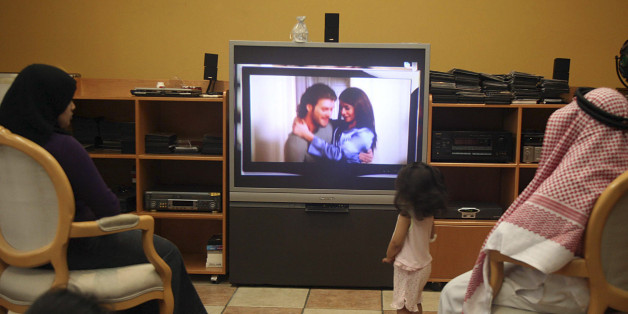 A family watches the Turkish soap opera "Noor" in Jeddah July 26, 2008. The show which flopped when first broadcast in its native Turkey three years ago has taken the Arab world by storm, provoking a flood of Gulf Arab tourists to Turkey that even includes royalty. REUTERS/Susan Baaghil (SAUDI ARABIA)