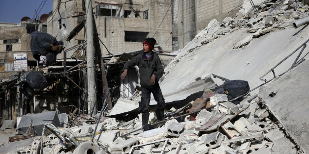 Un garçon au milieu des ruines dans la ville assiégée de Douma dans la Ghouta orientale, près de Damas, Syrie, le 5 mars 2018.