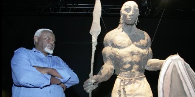 Le sculpteur sénégalais Ousmane Sow à côté de l'une de ses oeuvres.