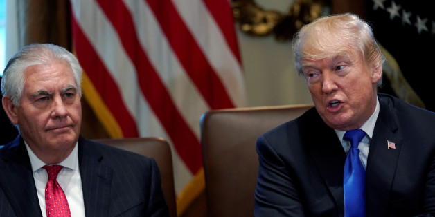 U.S. President Donald Trump, flanked by Secretary of State Rex Tillerson, holds a cabinet meeting at the White House in Washington, U.S., December 20, 2017. REUTERS/Jonathan Ernst