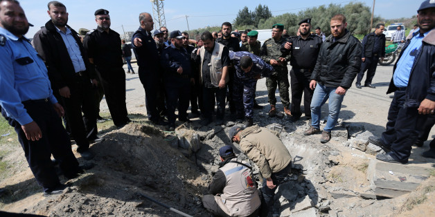 Le chef de la police du Hamas, Tayseer al-Batish, inspecte le site de l'explosion qui ciblait le convoi du Premier ministre palestinien Rami Hamdallah, dans le nord de la bande de Gaza, 13 mars 2018.