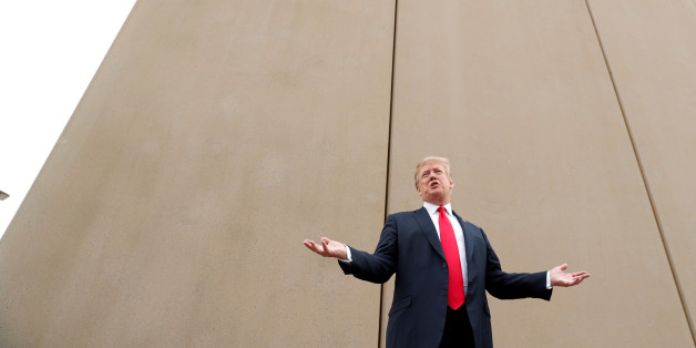 Trump qualifie les clandestins mexicains de "grimpeurs professionnels" lors d'une inspection des prototypes de son mur