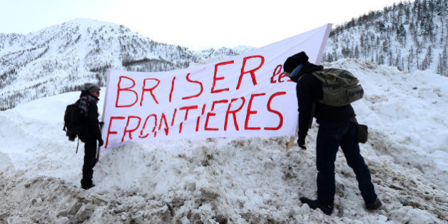 Des manifestants réclamant l'ouverture de la frontière au Montgenèvre, là où Benoît Ducos est venu en aide à une femme sur le point d'accoucher dans la neige.