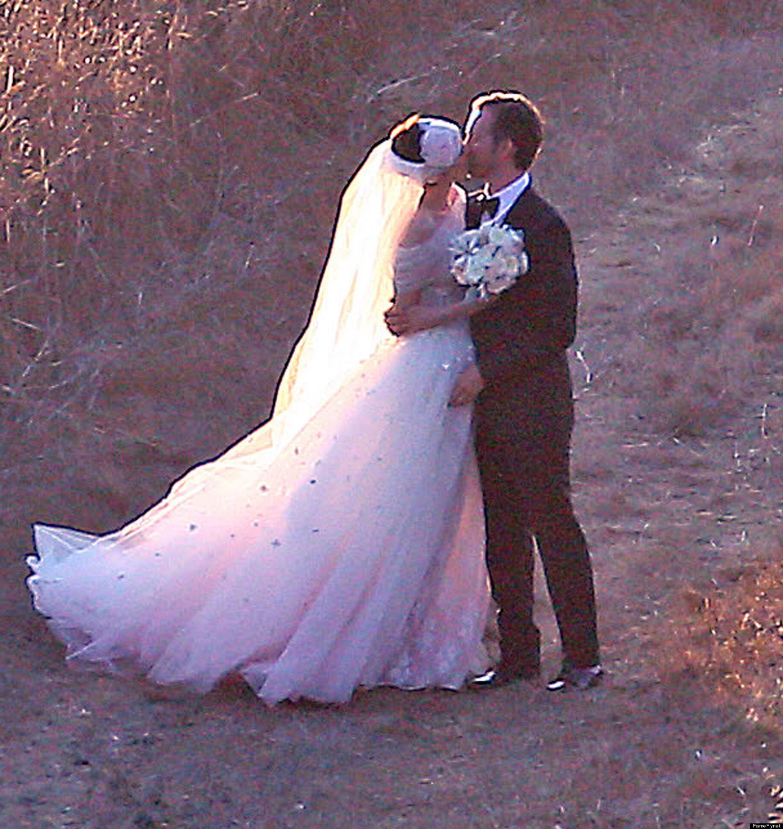 Anne Hathaway Married Adam Shulman Actress Tie The Knot HuffPost   O ANNE HATHAWAY MARRIED Facebook 