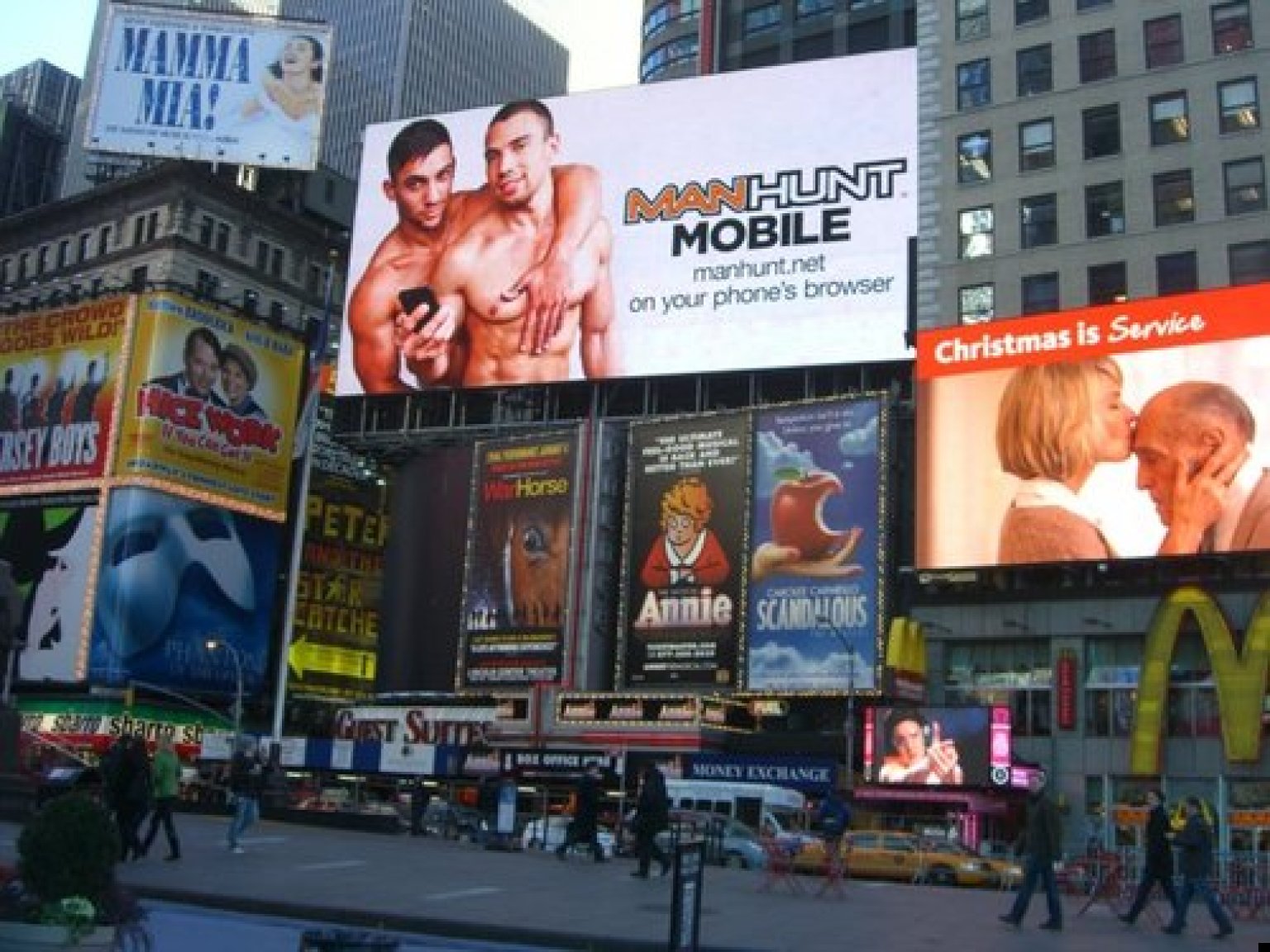 Manhunt Ad Appears In New York's Times Square | HuffPost