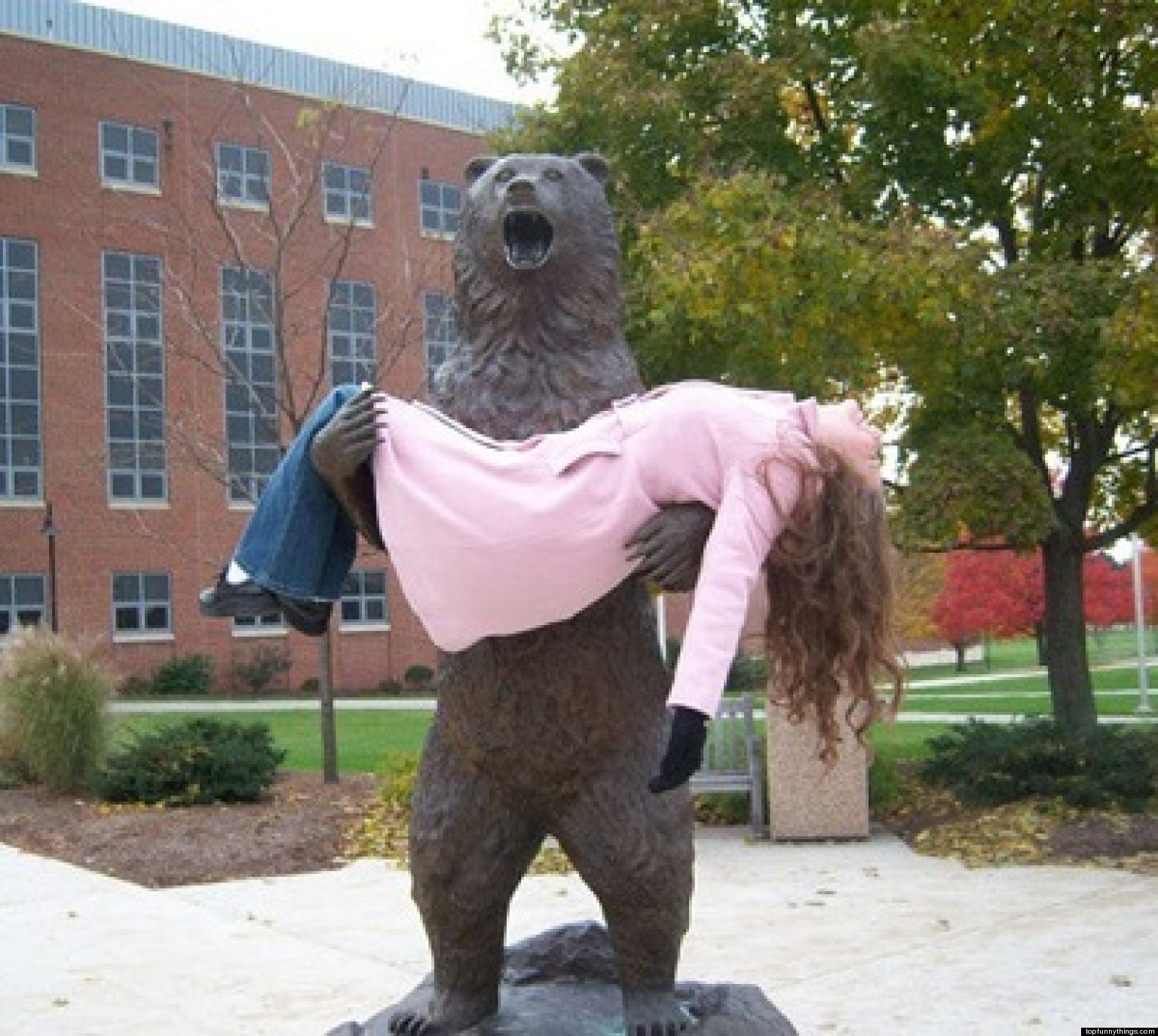 21 People Having Too Much Fun With Statues (PHOTOS) HuffPost