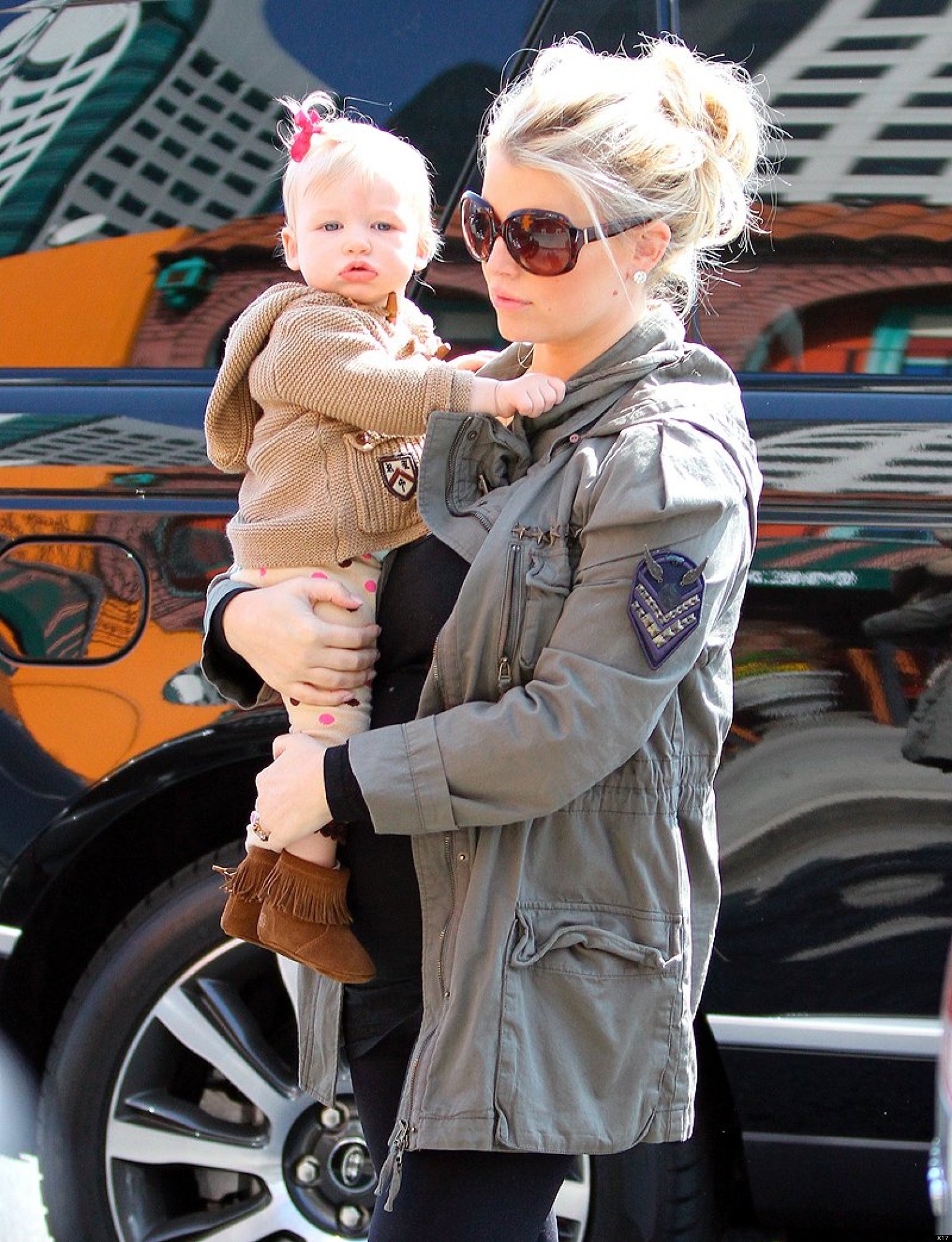 Pregnant Jessica Simpson Steps Out With Daughter Maxwell | HuffPost